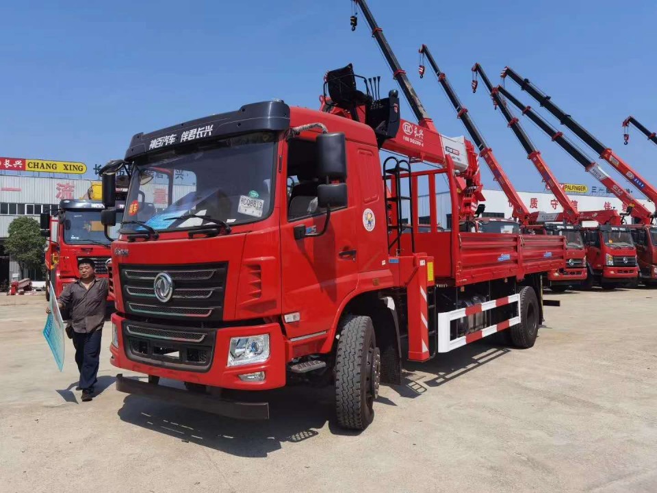 柳汽前四后八隨車吊(12-14噸吊機)